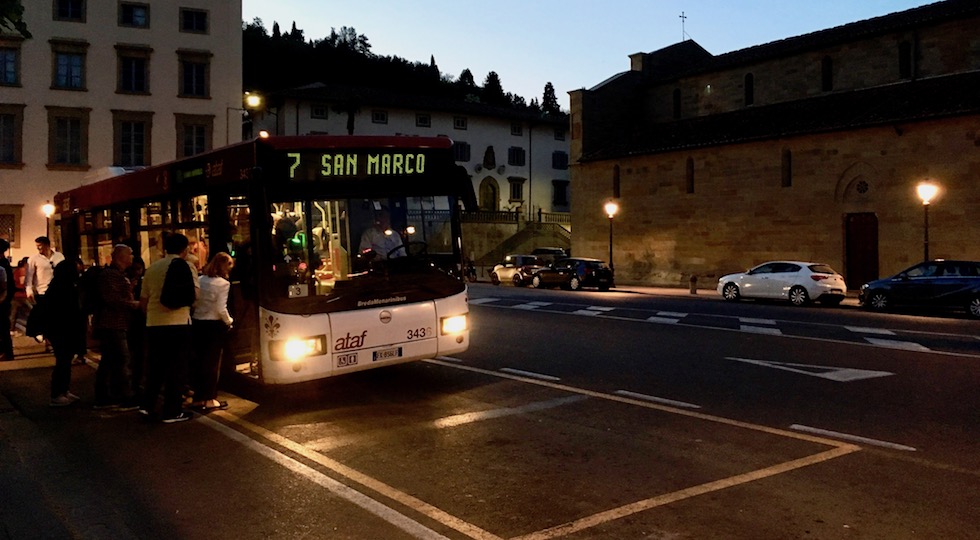 Il bus 7 fermo al capolinea in piazza Mino da Fiesole