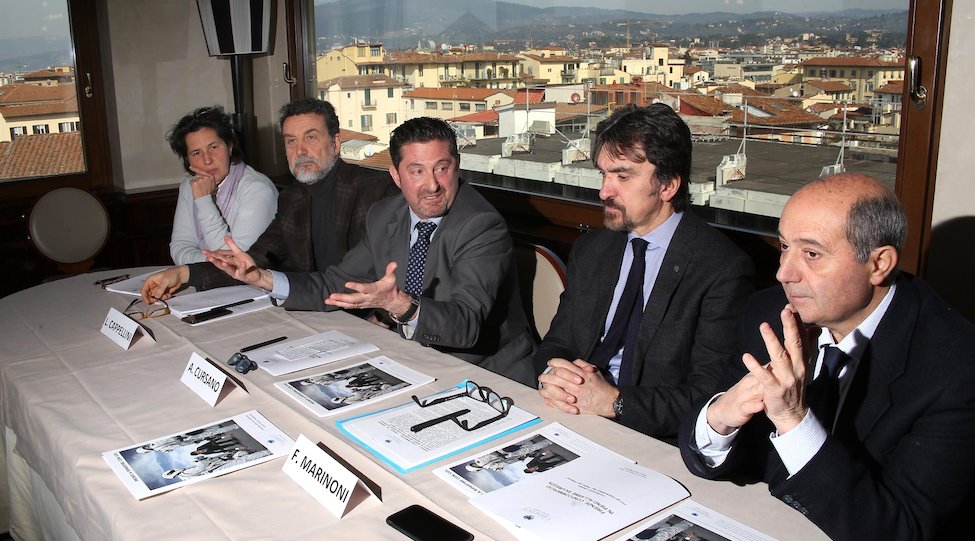 Aldo Cursano e Franco Marinoni (secondo da destra) al Consiglio di Confcommercio Firenze