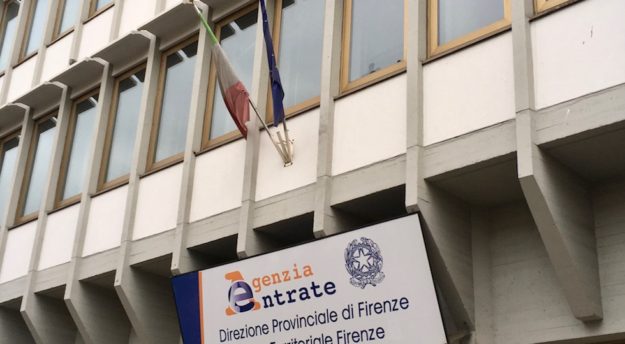 Bandiere vittima del degrado sul palazzo dell'Agenzia delle Entrate a Firenze