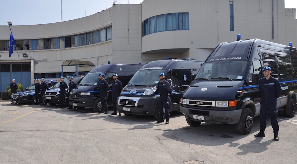 Mezzi della Polizia Penitenziaria nel cortile del carcere di Sollicciano