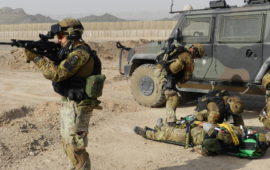 Militari italiani in Afghanistan durante un'esercitazione di soccorso (Foto OsservatoreLIbero.it)