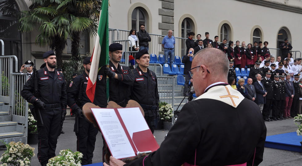 Il cappellano monsignor Mauro Tramontano davanti alla Bandiera del VI Battaglione Carabinieri Toscana