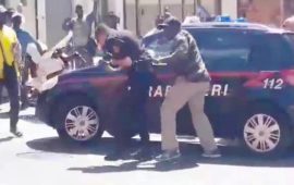 Una sequenza del filmato dell'aggressione a Pisa