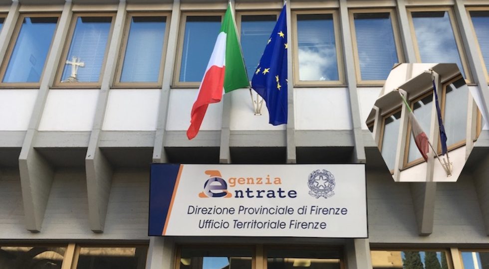 Bandiera italiana ed europea tutte nuove all'Agenzia delle Entrate a Firenze (nel riquadro : come erano prima)