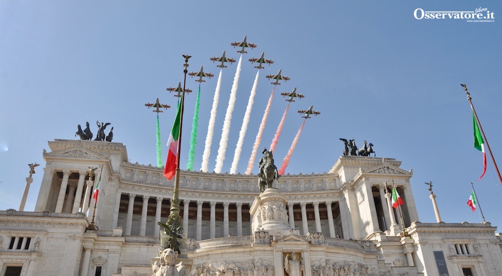 Le Frecce Tricolori sorvolano l'Altare della Patria durante la Festa della Repubblica