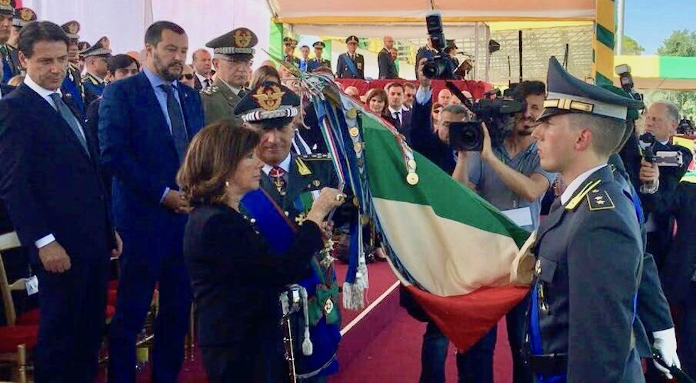 La presidente del Senato Alberti Casellati consegna una medaglia d'oro alla Bandiera di guerra della Guardia di Finanza
