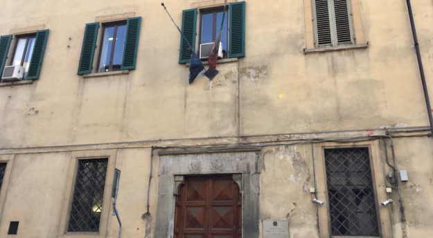 Bandiere vecchie al Tribunale dei Minorenni di Firenze
