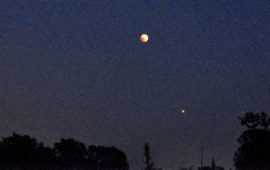La Luna e Marte durante la notte dell'eclissi del 27 luglio 2018 (dal prato Osservatorio Beppe Forti)