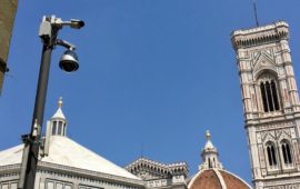 Una telecamera di videosorveglianza in piazza San Giovanni a Firenze