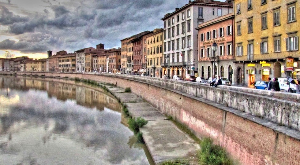 Un tratto del Lungarno Pacinotti a Pisa dove è caduto Sebastian Keane