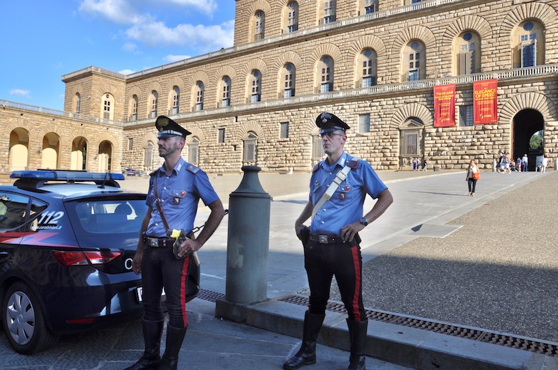 Un controllo dei Carabinieri in piazza Pitti a Firenze