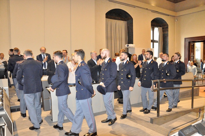 Gli applausi per i poliziotti nel Salone dei '200 in Palazzo Vecchio