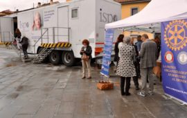 Il gazebo del Rotary e il furgone Ispro in Largo Annigoni a Firenze