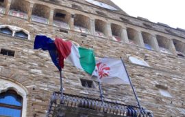 Bandiere ordinatamente esposte a Palazzo Vecchio a Firenze