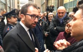 Il ministro Alfonso Bonafede parla con i precari del Tribunale di Firenze