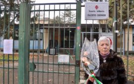 Mariella Magi Dionisi davanti alla scuola che porta il nome del marito poliziotto ucciso dai terroristi nel 1978