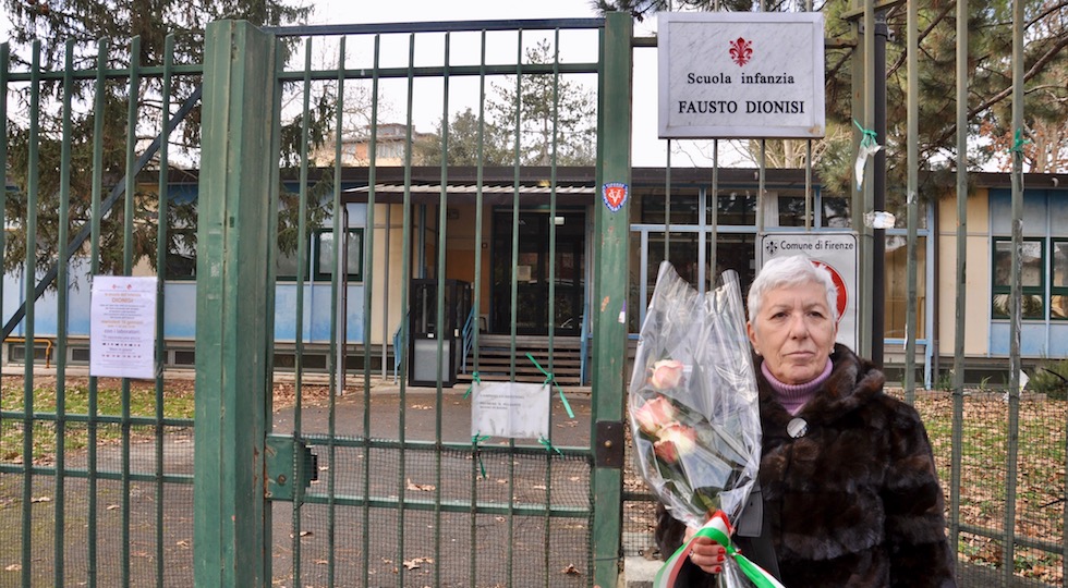Mariella Magi Dionisi davanti alla scuola che porta il nome del marito poliziotto ucciso dai terroristi nel 1978