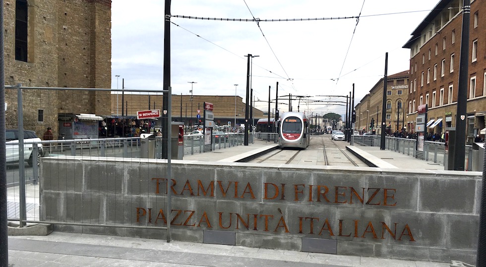 Il capolinea della nuova Tramvia T2 Vespucci in piazza dell'Unità a Firenze