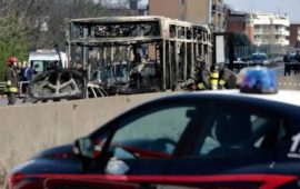 Il tempestivo intervento dei Carabinieri a San Donato Milanese ha salvato 51 bambini sequestrati dall'autista di uno scuolabus dato alle fiamme