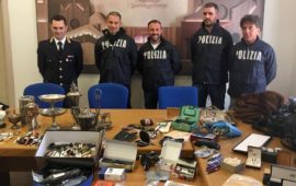 Poliziotti della Squadra Mobile di Firenze con la refurtiva di almeno 10 furti