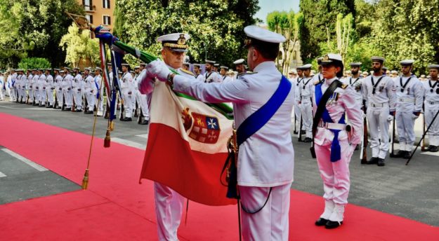 Passaggio della Bandiera tra gli ammiragli Girardelli e Cavo Dragone (a sinistra)