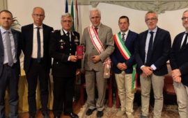 Il presidente Eugenio Giani consegna al generale Nicola Massimo Masciulli il Gonfalone d'argento del Consiglio Regionale della Toscana