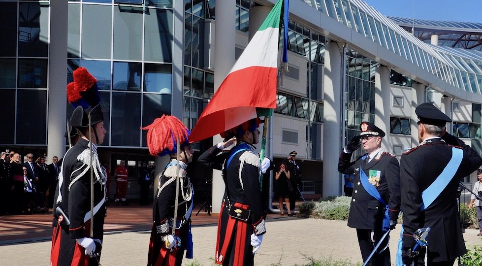 Il generale Cavallo saluta la Bandiera della Scuola Marescialli Carabinieri