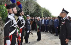 Il generale Nistri e la sindaco Ravoni al monumento dei Carabinieri martiri di Fiesole