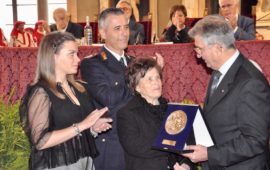 La madre del Vigile del Fuoco Stefano Colasanti riceve lo Scudo di San Martino alla memoria del figlio