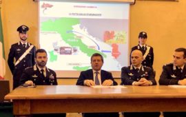 Il procuratore capo di Firenze Giuseppe Creazzo con igli ufficiali dei Carabinieri che hanno diretto le operazioni
