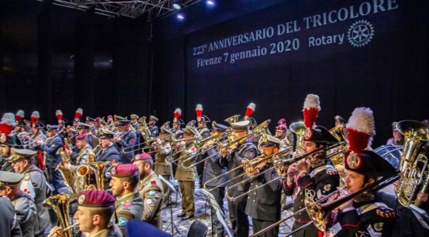 Bande e fanfare delle Forze armate e Cri festeggiano il Tricolore a Firenze
