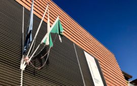 Bandiere vittima di incuria e degrado alla Biblioteca Mario Luzi di Firenze