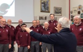 Il Coro "La Martinella" mentre esegue l'Inno nazionale