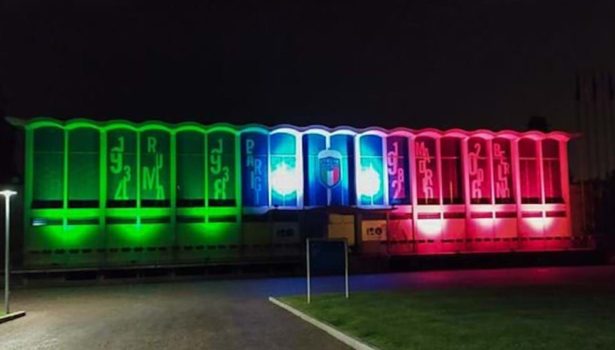 La suggestiva illuminazione tricolore al Centro Tecnico di Coverciano
