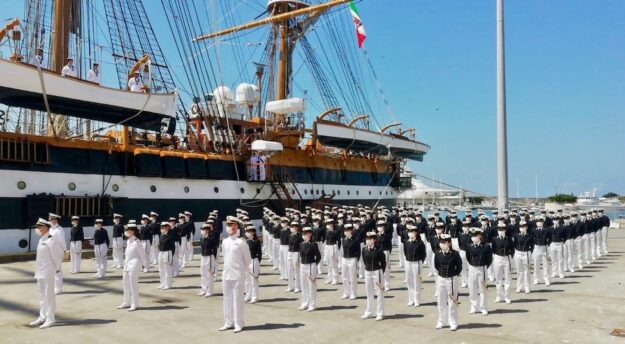 Allievi della 1a classe dell'Accademia Navale partono con il Vespucci a Livorno