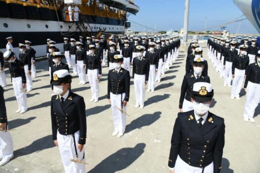Partenza con mascherina per i cadetti dell'Accademia Navale