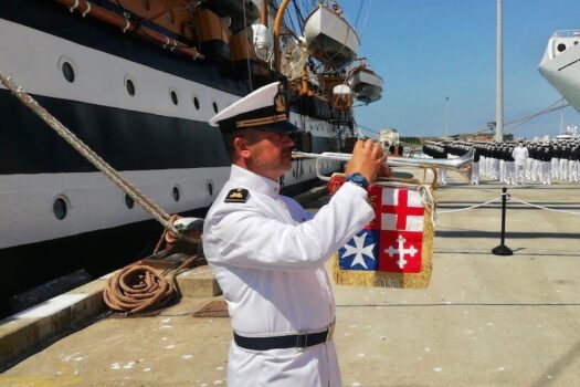Il trombettiere della Fanfara dell'Accademia Navale alla partenza del Vespucci