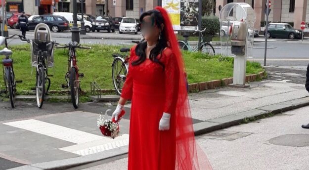 Livorno: una sposa in rosso per un matrimonio a pagamento tra immigrati clandestini e italiani a corto di liquidità