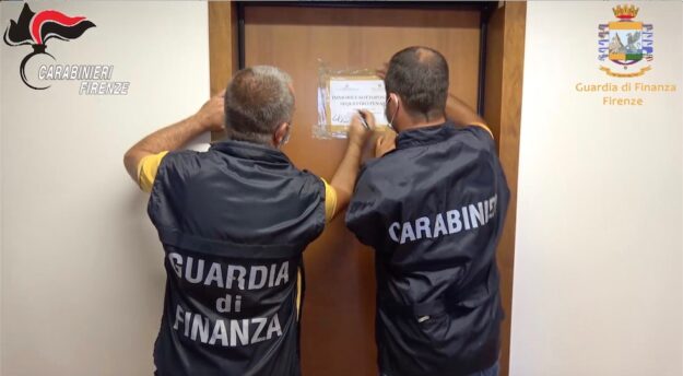 Finanzieri e Carabinieri sigillano uno degli immobili confiscati