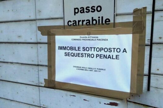 Il cartello del sequestro penale esposto fuori della caserma dei Carabinieri Levante a Piacenza
