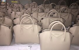 Alcune delle borse con marchi contraffatti sequestrati dalla Finanza a Firenze