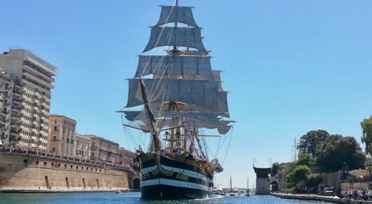 Nave Vespucci 2020 attraversa a vele spiegate il canale del porto di Taranto