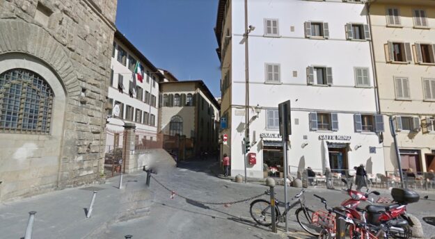 Firenze, piazza dei Giudici. Sulla sinistra la Stazione Carabinieri Firenze Uffizi