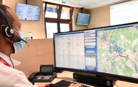 Un operatore risponde al Numero unico di emergenza 112 Toscana