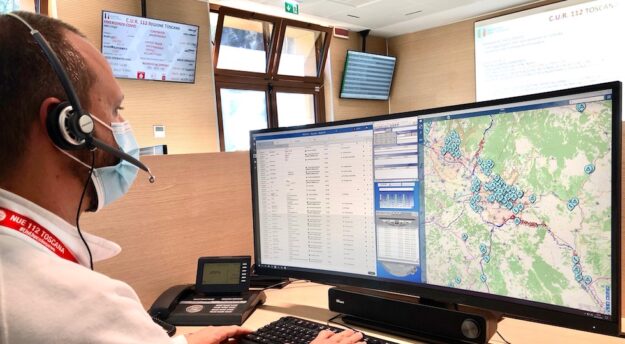 Un operatore risponde al Numero unico di emergenza 112 Toscana