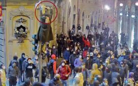 Il danneggiamento di una telecamera durante la guerriglia a Firenze il 30 ottobre 2020