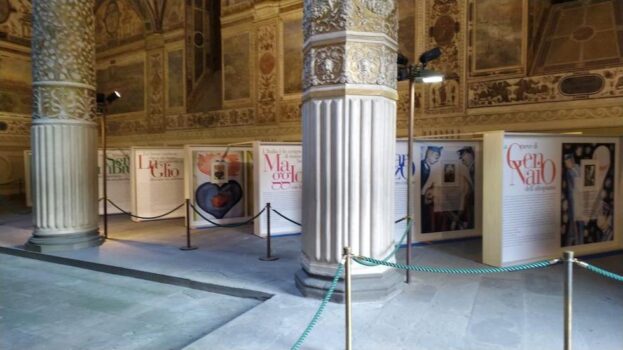 Le tavole del calendario 2021 dei Carabinieri esposte nel cortile di Palazzo Vecchio a Firenze