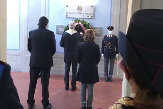 Un momento della cerimonia in Questura a Firenze