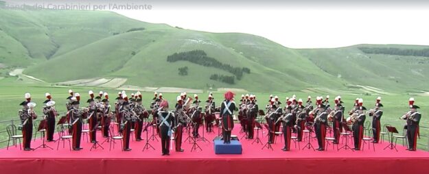 Concerto della Banda Musicale dei Carabinieri ai piedi di Bosco Italia a Castelluccio di Norcia