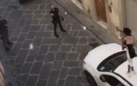 La Polizia è intervenuta in via del Porcellana a Firenze per bloccare un uomo che brandiva una spranga di ferro